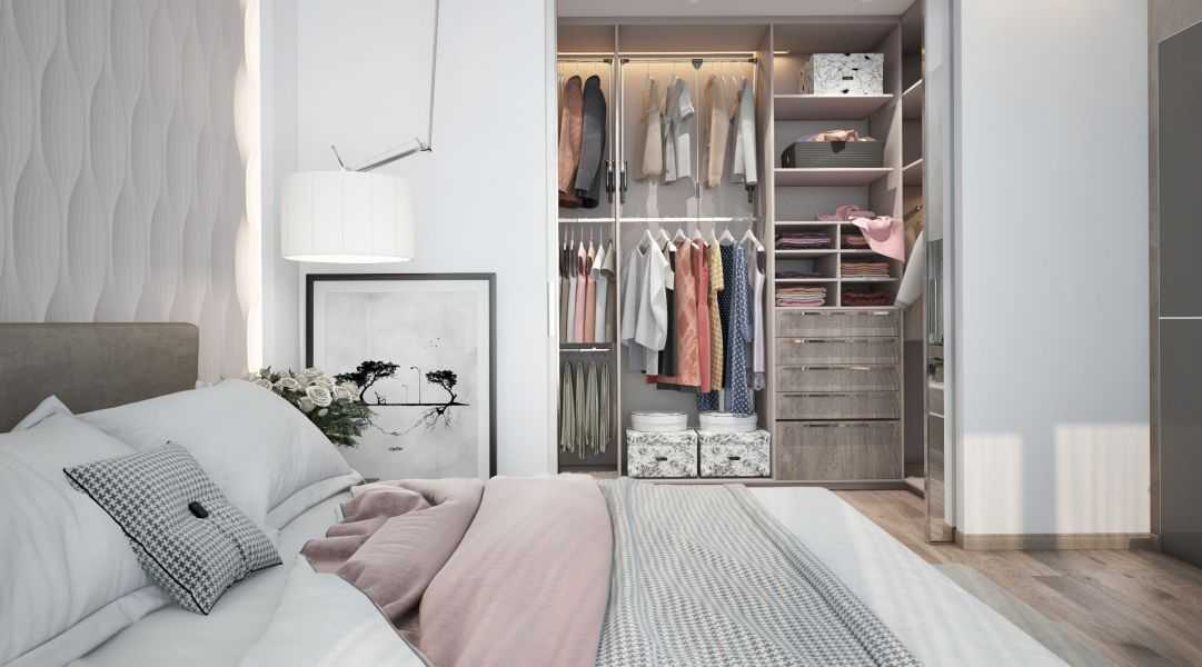 Спальня с гардеробной небольшого размера: угловая планировка в .