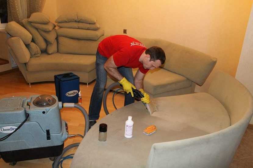 Как почистить мягкую мебель: самые эффективные способы и рекомендации.