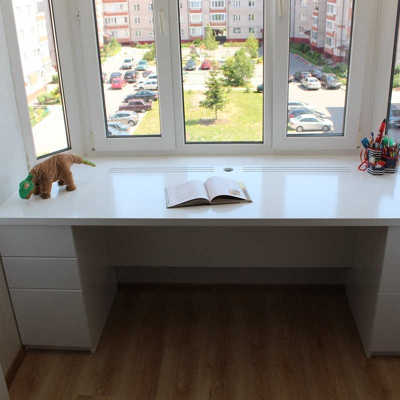 Детская со столом у окна: особенности зонирования, разные варианты установки мебели - 24 фото