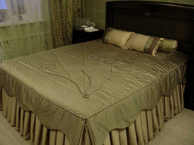 Как выбрать покрывало на кровать 160х200: модели, бирюзовые и розовые расцветки, искусственные или натуральные материалы