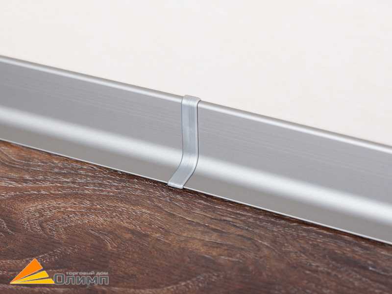 Алюминиевый плинтус для пола: анодированный, щиткованное серебро