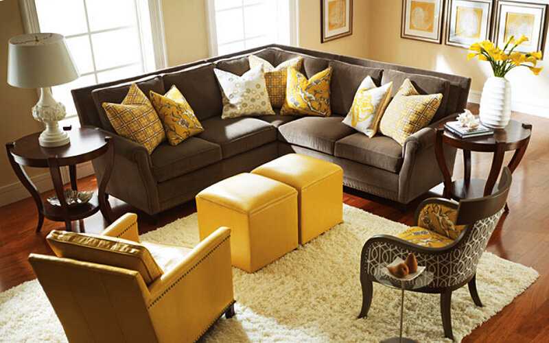 Правила использования синего дивана в интерьере гостиной