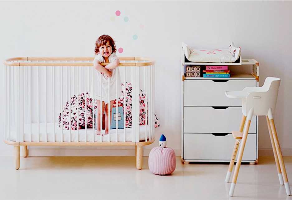 Детская кроватка с маятником: плюсы и минусы
