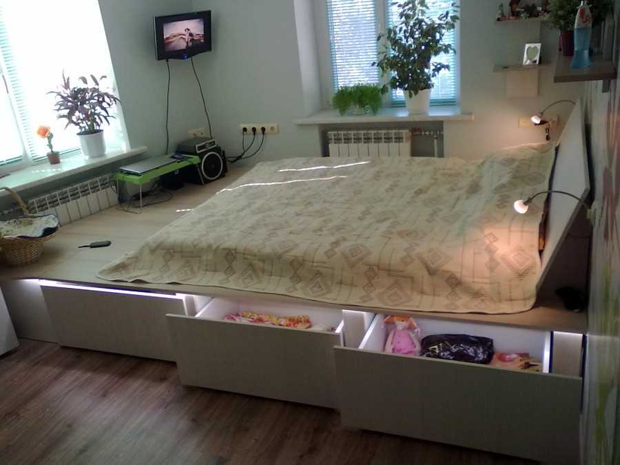Кровать-подиум (78 фото): выдвижная и встроенная кровать в подиум в интерьере маленькой спальне, отзывы о подиумных моделях в нише