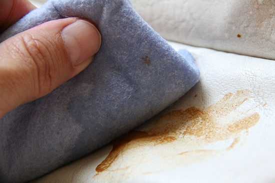 Чем отмыть кровь с дивана: лучшие народные и химические средства, как быстро удалить пятно