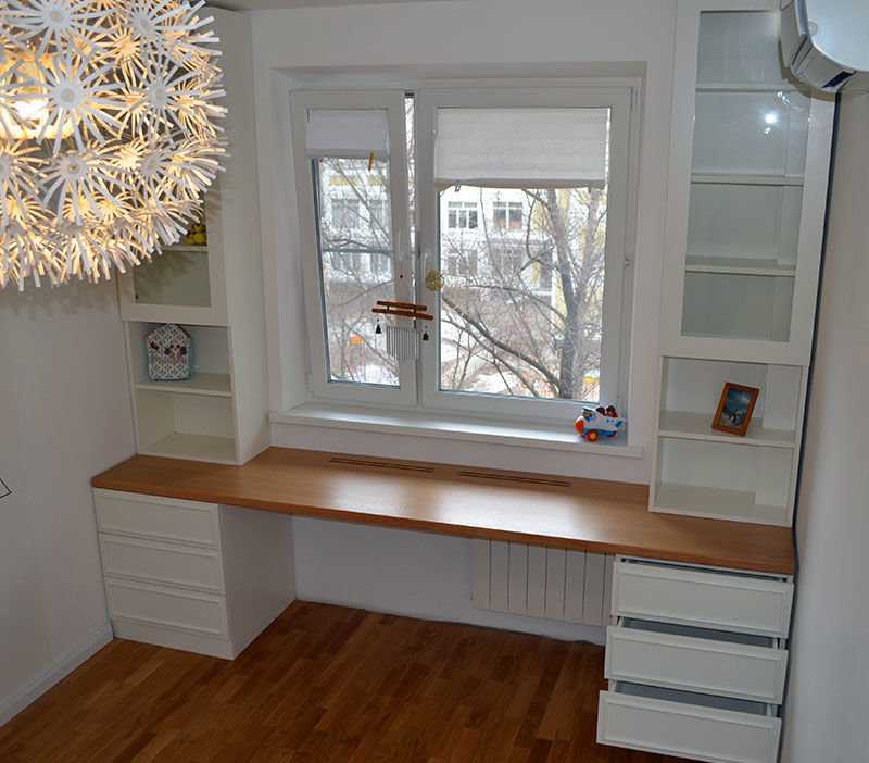 Подоконник-столешница на маленькой кухне в едином стиле
 - 23 фото