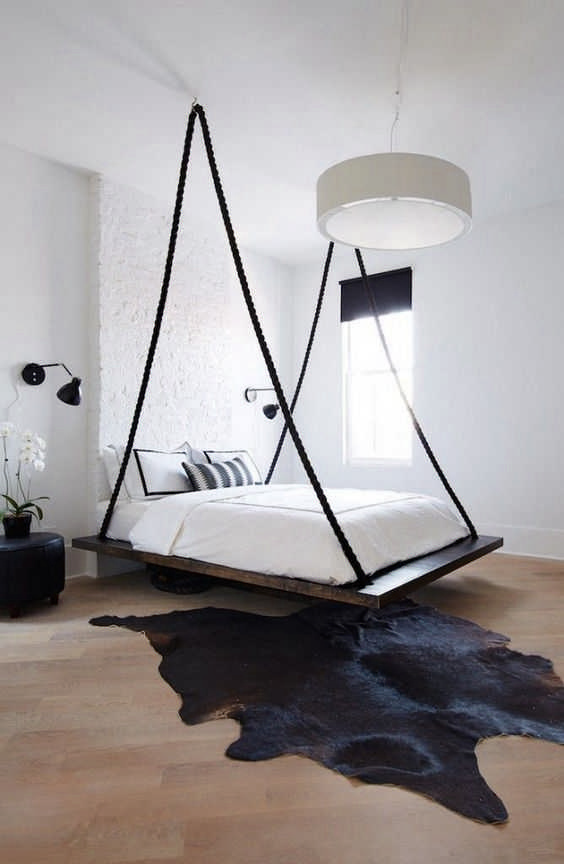 Кровать под потолком в интерьере спальной — особенности, устройство и варианты установки